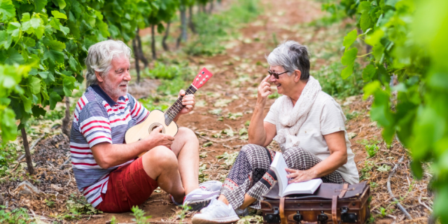 Duas pessoas idosas conscientes de seus hábitos para evitar demência.