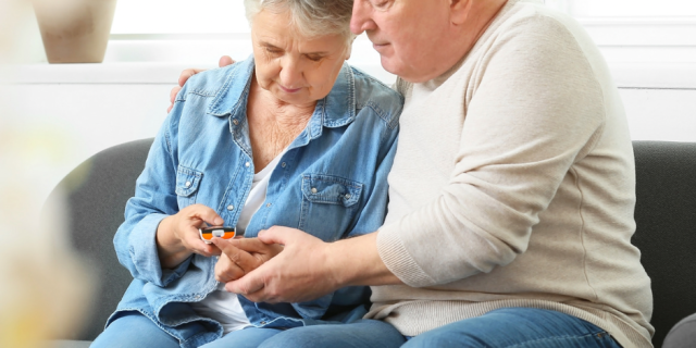 Casal de idosos medindo a glicose para controle de diabetes