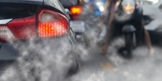 Imagem da poluição no transito que pode ser responsável pelo Alzheimer
